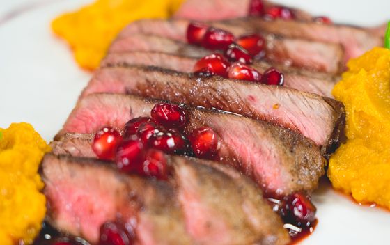 Ramstek s pirem od batata i umakom od nara