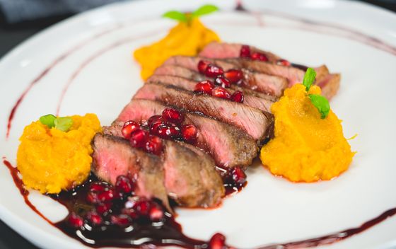 Ramstek s pirem od batata i umakom od nara