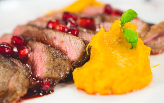 Ramstek s pirem od batata i umakom od nara