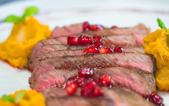 Ramstek s pirem od batata i umakom od nara