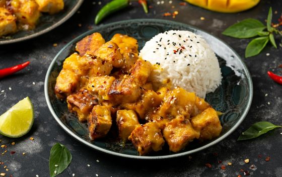 Hrskavi tofu s kuhanom rižom