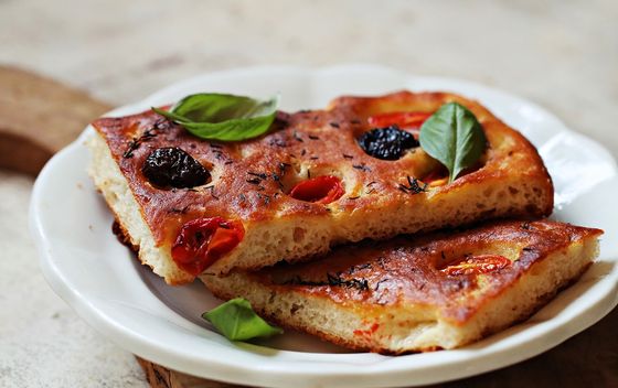 Focaccia s rajčicama i maslinama