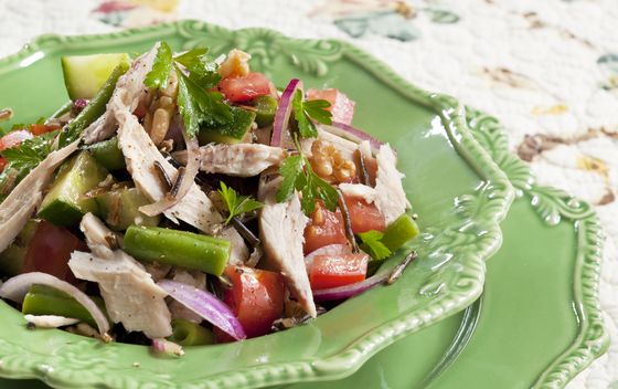 Salata od divlje riže, povrća i tune