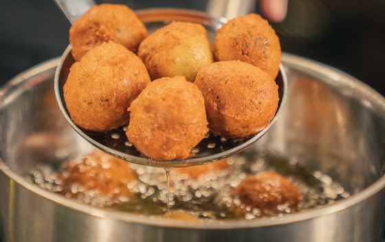 Falafel pecite do lijepe smeđe boje.