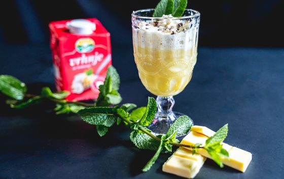 Bijela čokolada s dodatkom vrhnja za kuhanje odličan je napitak za vruće ljetne dane