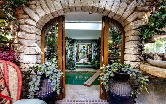 Kuća s bazenom koji vijuga poput rijeke u Goultu u Francuskoj - 9