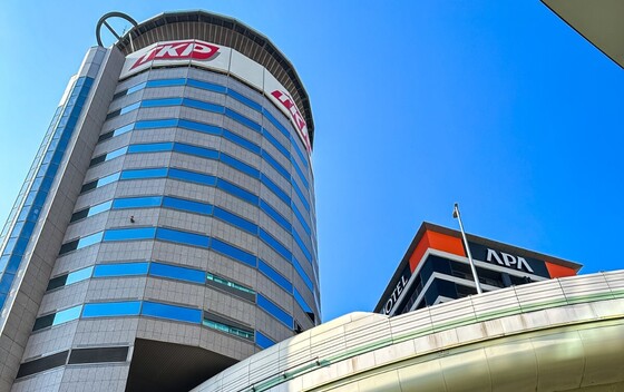 Kroz Gate Tower u Osaki prolazi cesta