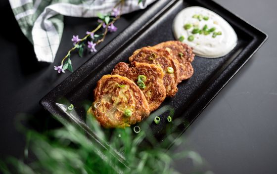 Irske palačinke od krumpira s kiselim vrhnjem i mladim lukom