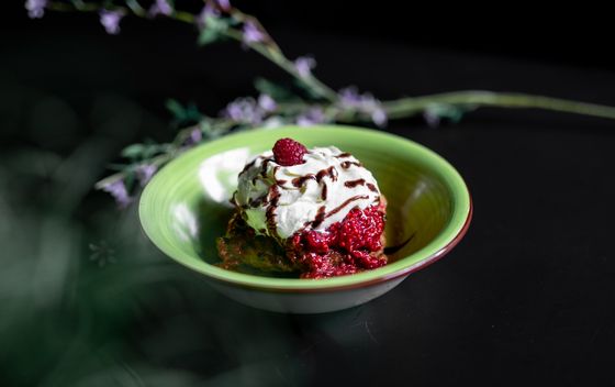 Boxty s umakom od malina, šlagom i čokoladom