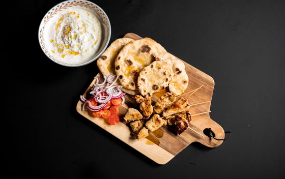 Sočni pileći souvlaki u umaku tzatziki i pita lepinji - 7