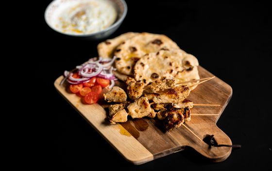 Sočni pileći souvlaki u umaku tzatziki i pita lepinji - 8