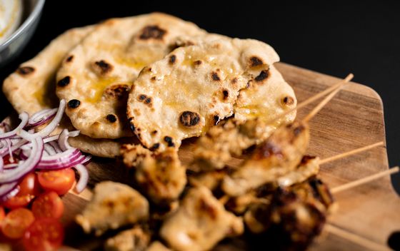 Sočni pileći souvlaki u umaku tzatziki i pita lepinji - 11