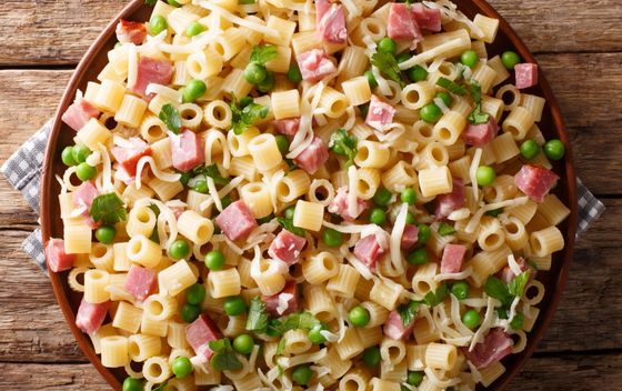 Hladna salata od tjestenine, šunke i graška