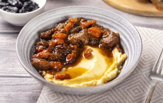 Gulaš od junetine s pireom od krumpira