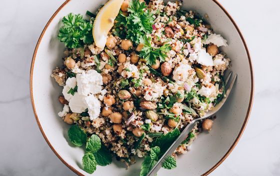 Proteinska salata od kvinoje, slanutka i povrća