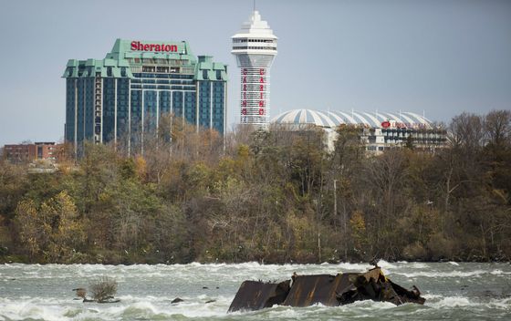Olupina barže na Niagarinim slapovima - 1