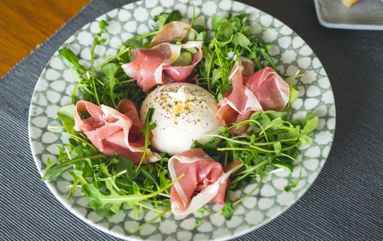 Talijanska večera: Burrata s pršutom i rukolom