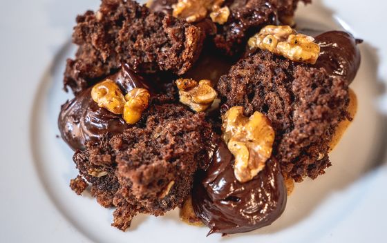 Čokoladni banana kruh s pastom od oraha praline