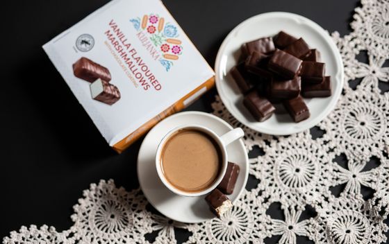 Kuljanka slatkiš od meringe preliven čokoladom