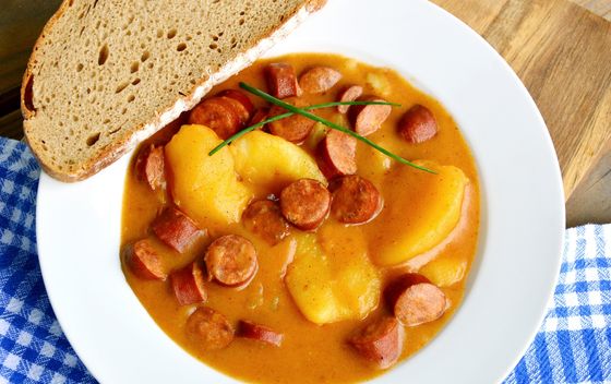 Gulaš od krumpira i kobasica