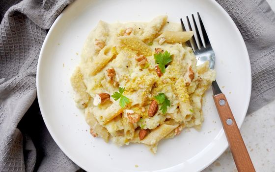 Prehrambeni kvasac često se posipa na tjesteninu umjesto parmezana