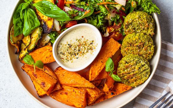 Preljev na bazi tahinija poslužite sa salatom i povrćem po želji