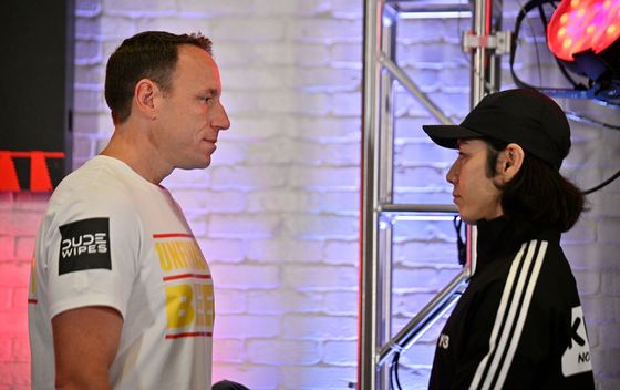 Natjecateljsko jedenje hrane Joey Chestnut i Takeru Kobayashi - 1