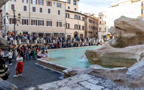 Fontana Trevi i turisti - 1