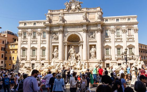 Fontana Trevi i turisti - 3