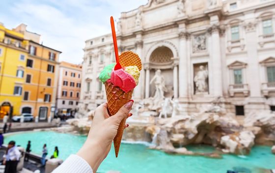 Fontana Trevi i turisti - 4