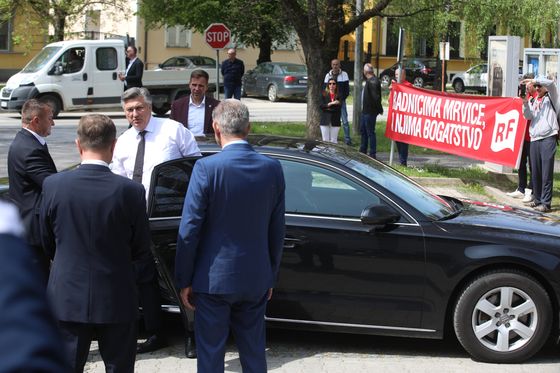 Članovi Radničke Fronte dočekali Andreja Plenkovića transparentom