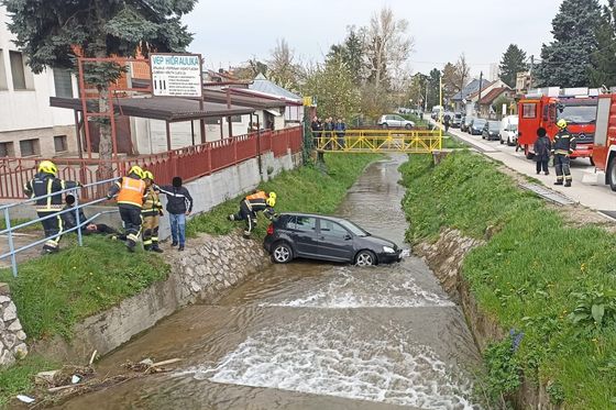 Automobil u kanalu