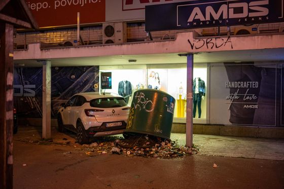 Sudarila se dva automobila, jedan se odbio i udario pješaka