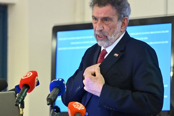 Radovan Fuchs, ministar obrazovanja