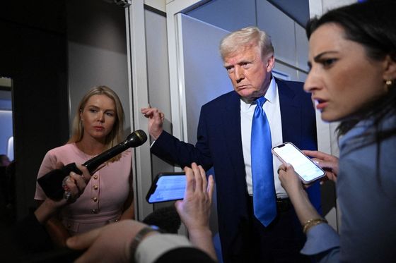 Donald Trump u Air Force One zrakoplovu