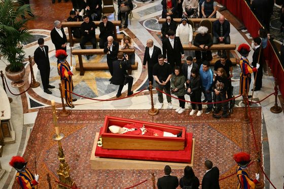 Franjino tijelo u lijesu u bazilici svetog Petra