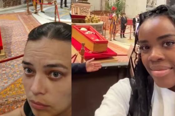 Snimale selfije uz papin lijes