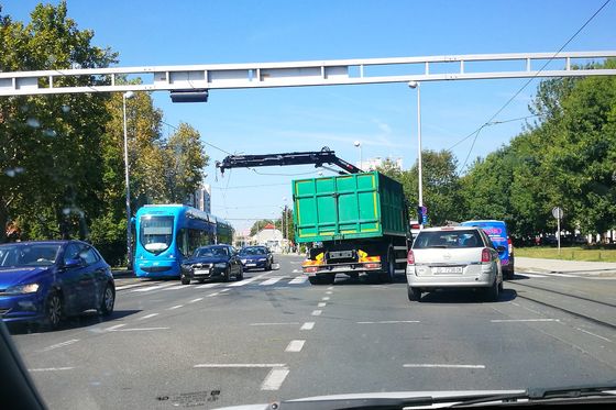 Kamion zapeo na kabel u Zagrebu (Foto: Facebook/M.Ć.)