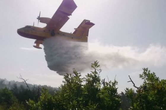 Kanader ispušta vodu (Foto: Dnevnik.hr)