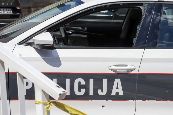 Propucano staklo policijskog vozila