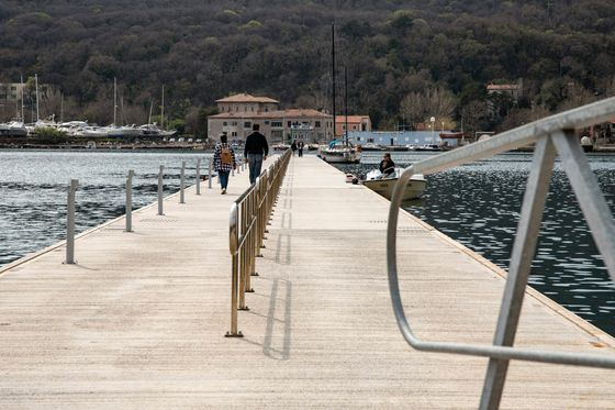 Ponton u Bakru