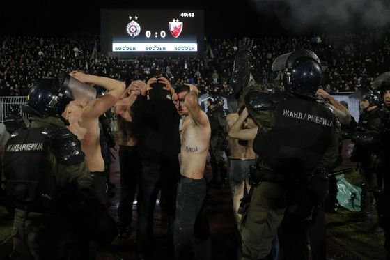 Huligani nakon derbija na Partizanovu stadionu (Foto: AFP)