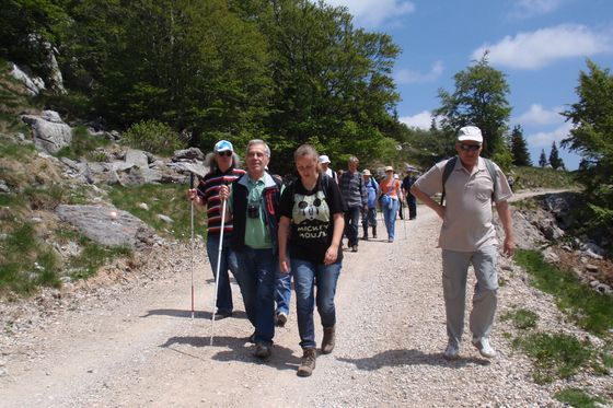 Uspon na Zavižan s voditeljem Željkom Cigula na čelu (Foto: Društvo slijepih planinara Prijatelji planina)