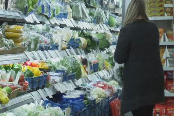 Žena u trgovini na odjelu voća i povrća