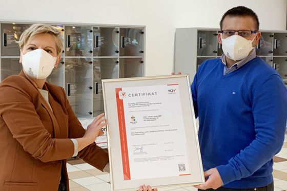 Katja Hlup (Voditeljica TC King Cross Jankomir) i Bojan Marković (Suradnik za marketing TC King Cross Jankomir) s TÜV certifikatom dodijeljenom TC King Cross Jankomir za upravljanje higijenom.
