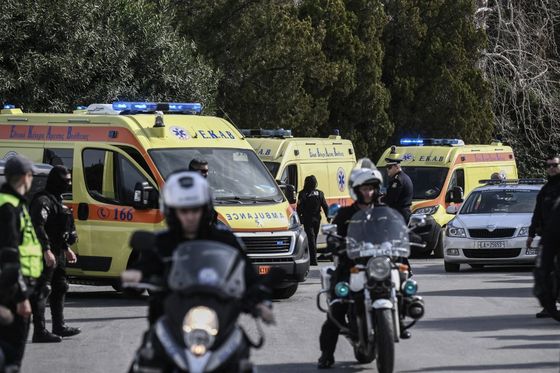 Grčke hitne službe ispred brodarske tvrtke u Ateni