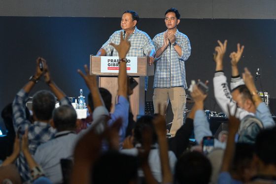 Prabowo Subianto (L) i Gibran Rakabuming Raka (D)