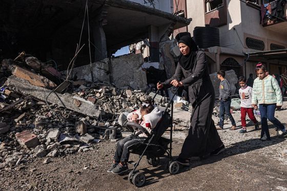 Palestinci bježe iz razorenih dijelova grada Rafaha