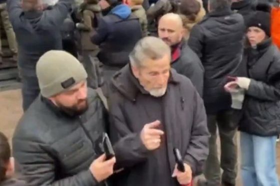 Studente na mostu u Novom Sadu posjetio umirovljenik Ilija