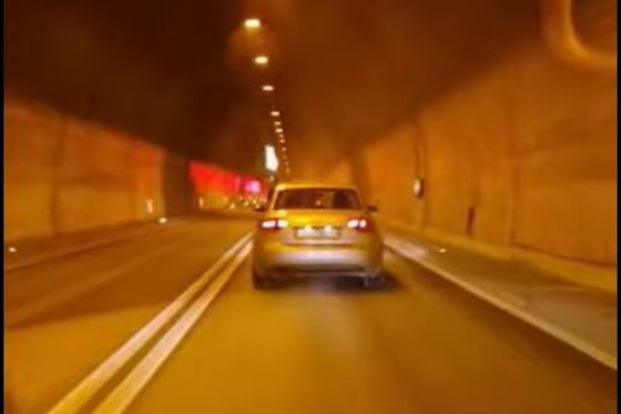 Pucao iz automobila u tunelu